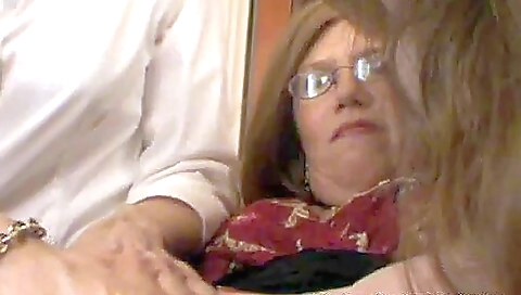 Mature stepsmom with a nice face enjoys getting fucked